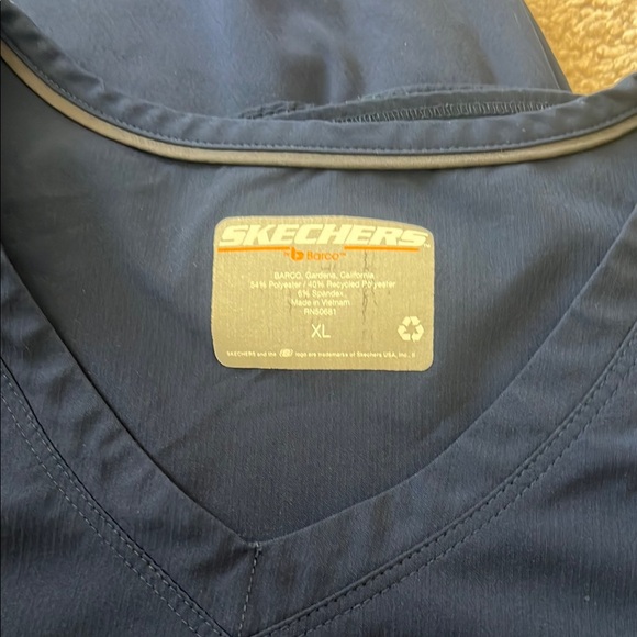 Sketchers Navy Scrub Set - Picture 4 of 5